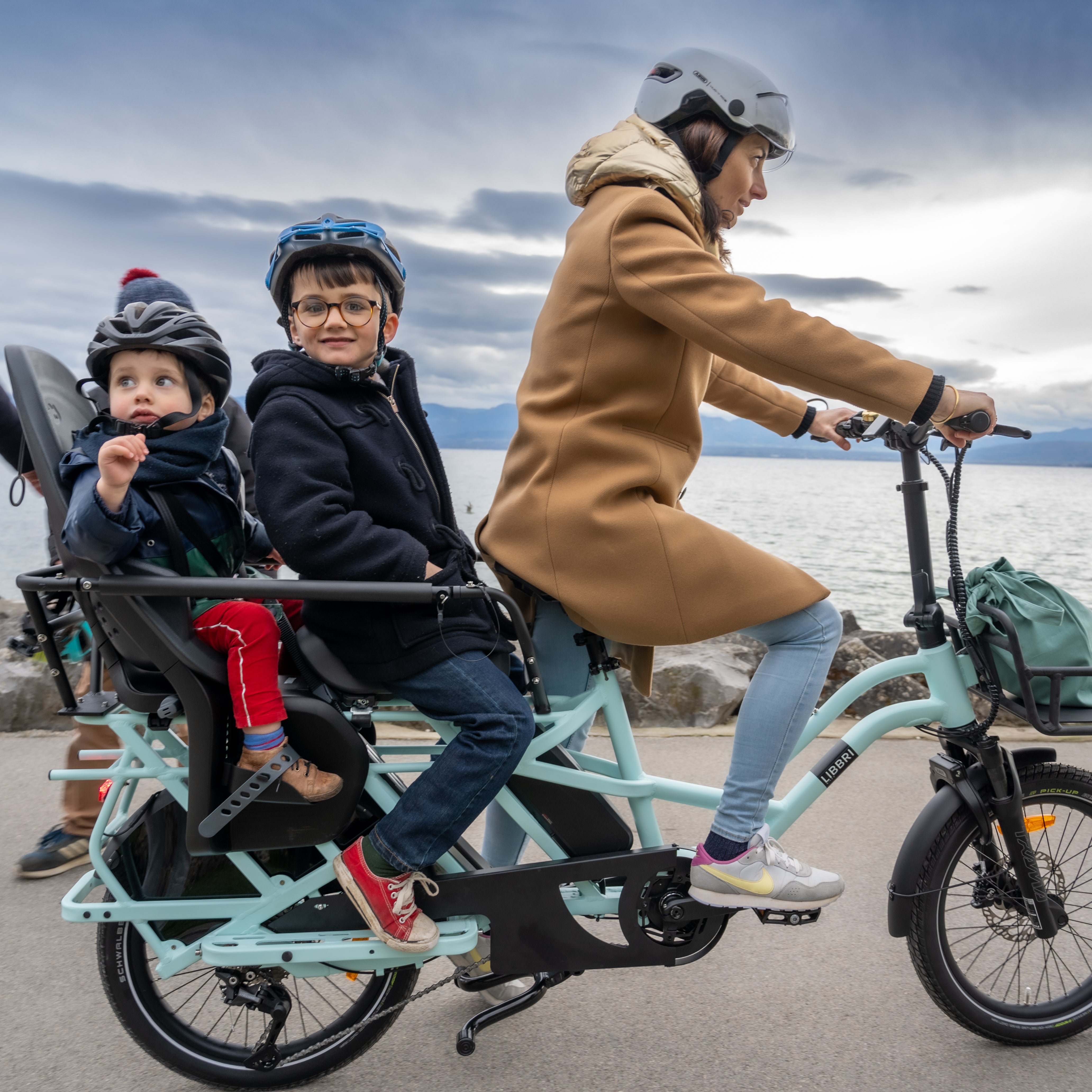 Installer un siege bebe sur un velo cargo Guide pratique Libbri le velo cargo electrique familial